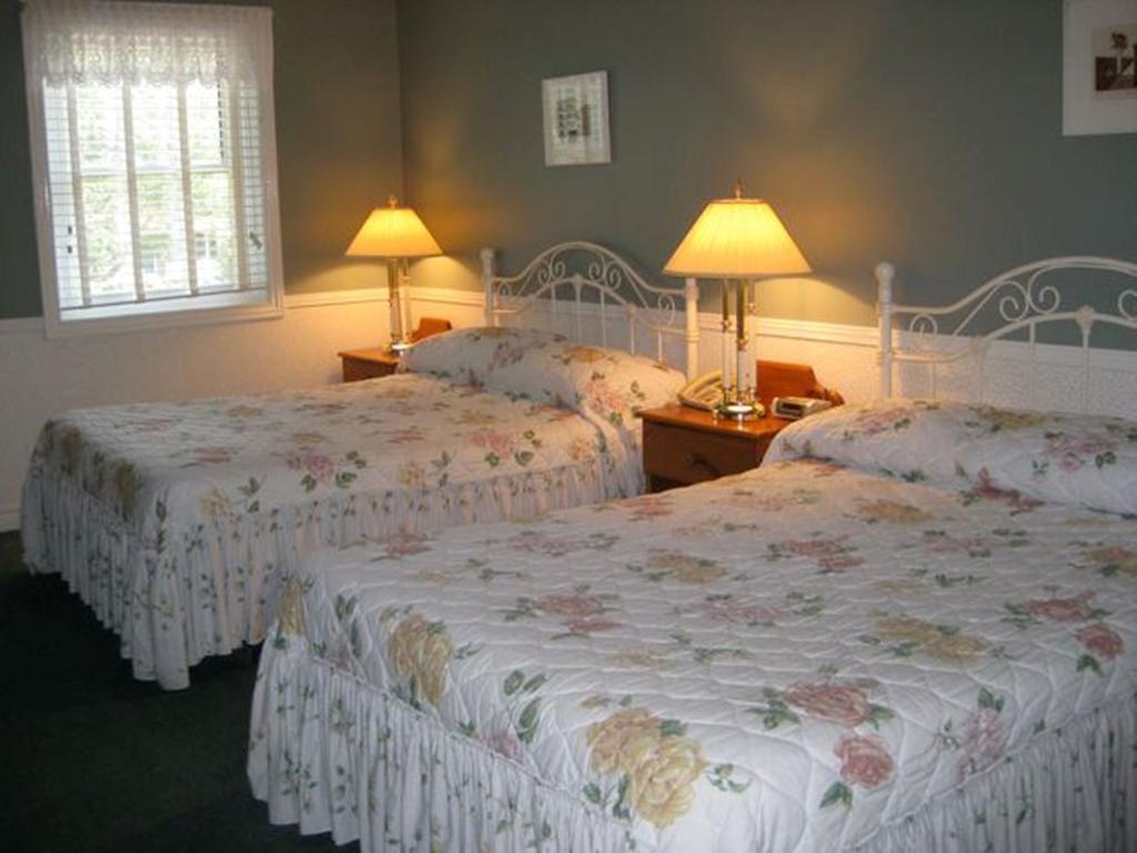 Quarto Duplo Standard com 2 Camas de Casal